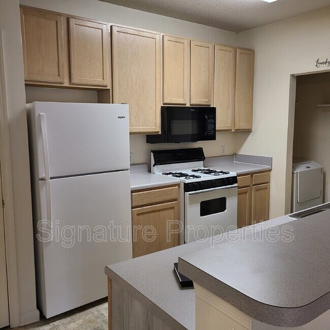 Building Photo - 830 Brassie Ln