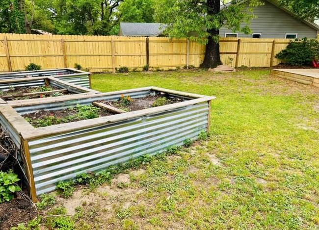 Building Photo - 7812 Oak Forest Dr