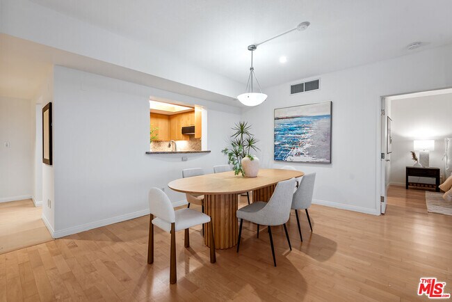 Building Photo - 13600 Marina Pointe Dr