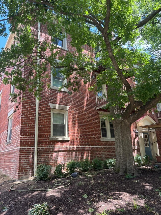 Primary Photo - 1407 E Abingdon Dr