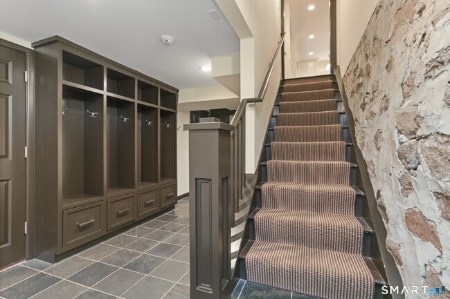 Building Photo - 890 Silvermine Rd