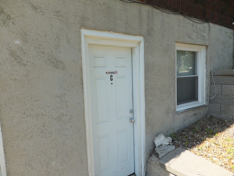 Entry in rear from parking - 1401 University Ave
