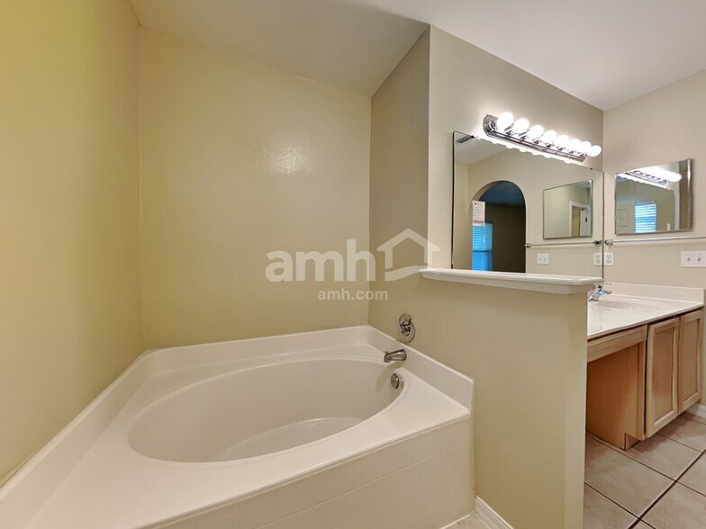 Building Photo - 70 Reeding Ridge Dr W