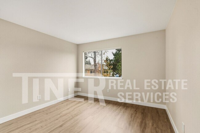 Building Photo - 6355 Villa Dr