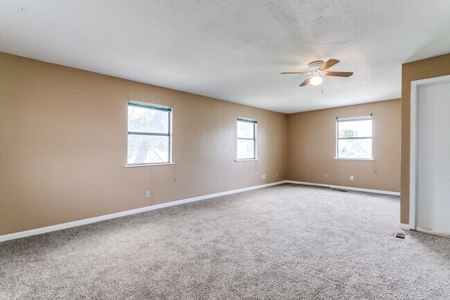 Building Photo - Renovated House in Irving • Great Location