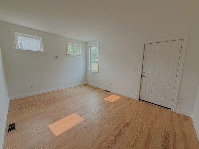 Building Photo - 25 Forest Pl