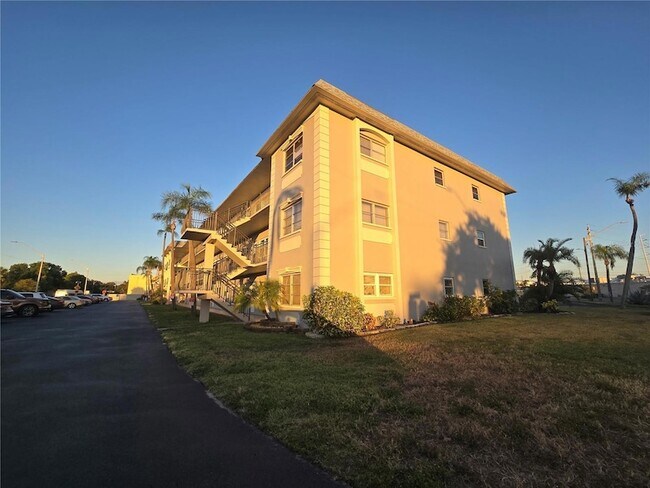 Building Photo - 211 Pasadena Ave N