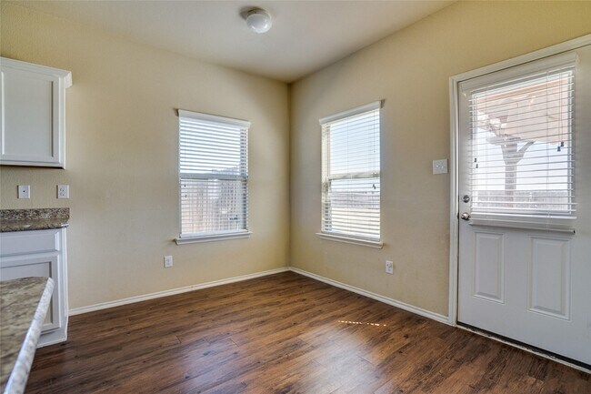 Building Photo - 301 Plum Dr