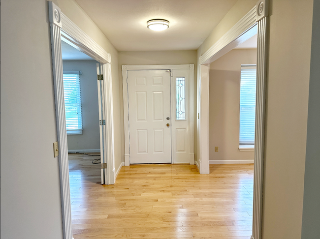 Building Photo - Elegant 4-Bedroom Home in Beautiful Lake S...