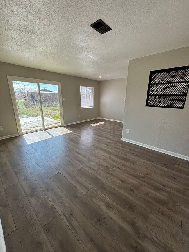 Building Photo - 1800 Fairlane-Move In Ready!