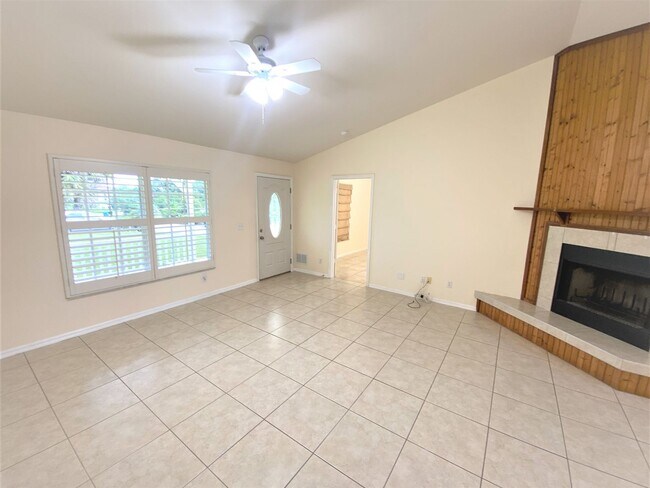 Building Photo - ** GOLDEN GATE ESTATES ** 3 BED / 2 BATH -...