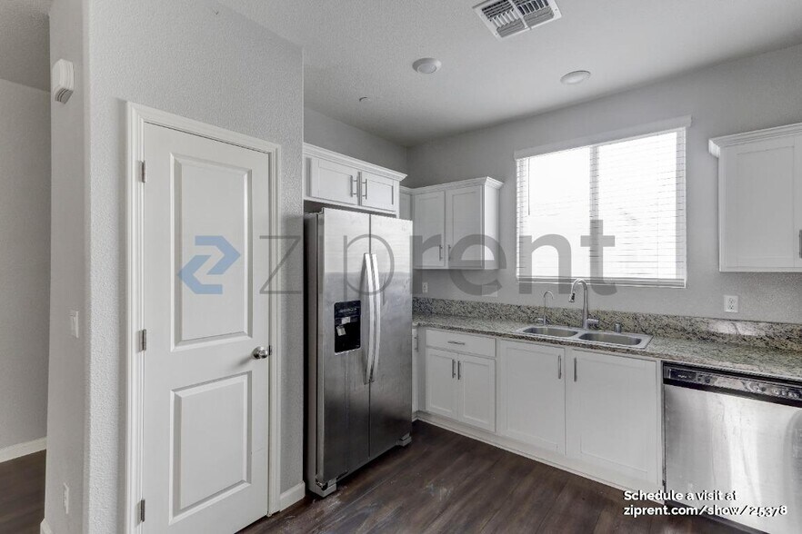 Building Photo - Unit