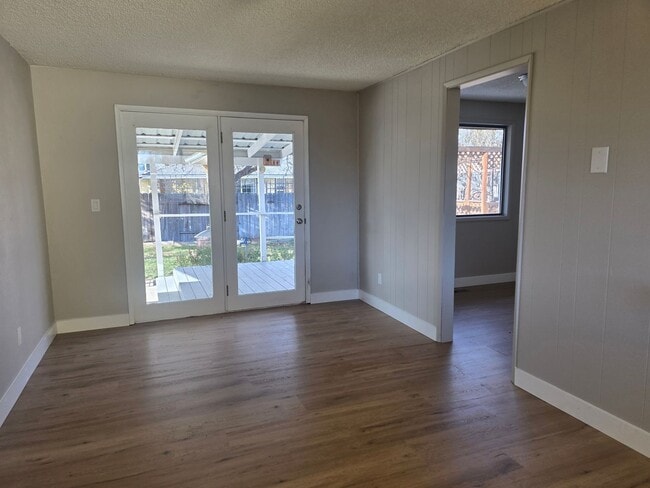 Building Photo - 3 bed / 2 bath