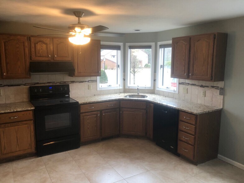 Building Photo - 163 Pine Grove Dr