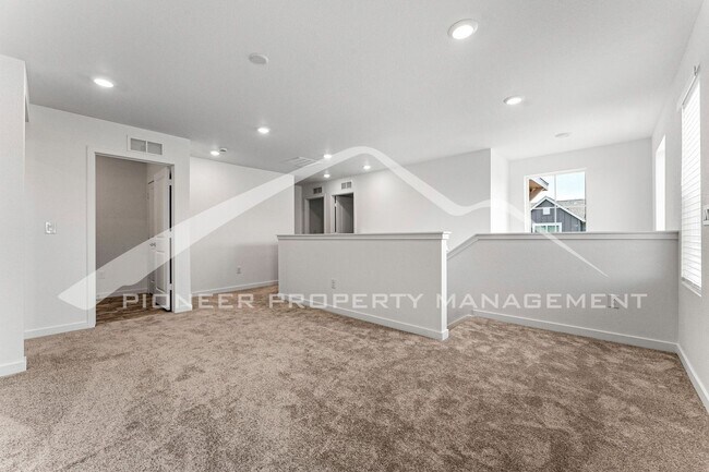 Building Photo - Charming Townhouse with Washer/Dryer and Garage