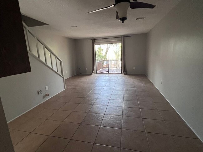 Building Photo - 2 Bedroom / 1 Full and 2 Half Bath -