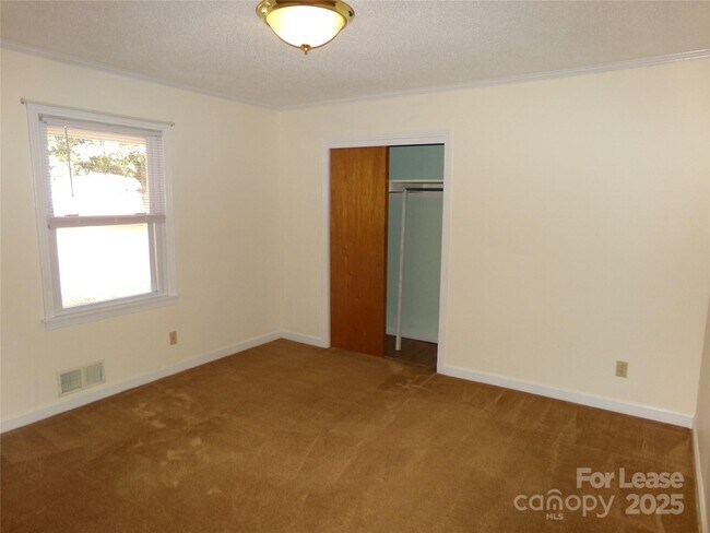 Building Photo - 507 Valleyview Dr