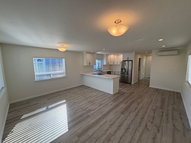 Building Photo - 805 24th St