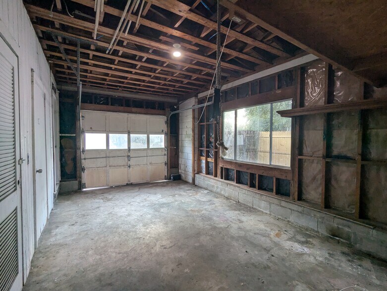 Building Photo - 2211 Tegner Dr