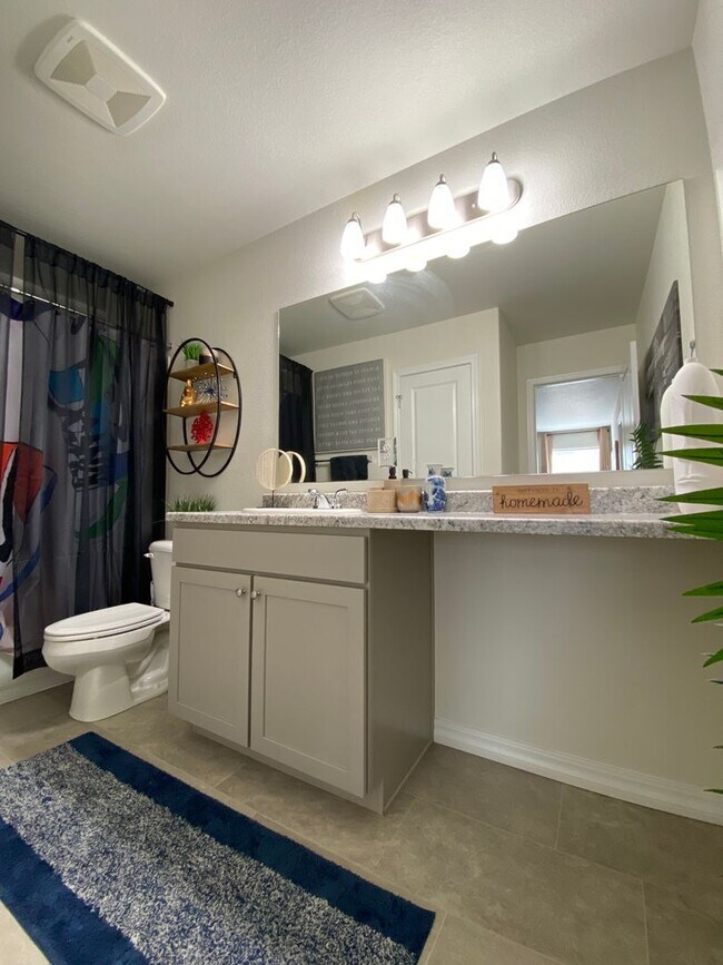 Building Photo - Stunning 3 Bedroom in NE Springs!