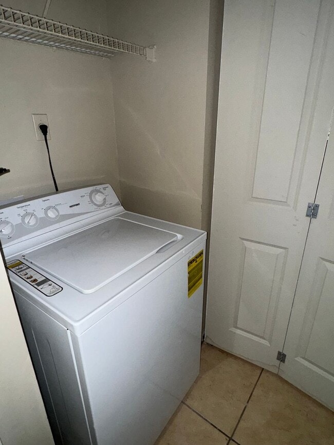 Building Photo - Spacious open floor plan 2/2 located in highly desirable Siesta Lago!