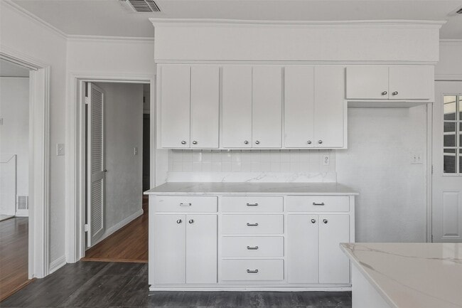 Building Photo - 6417 Darwood Ave