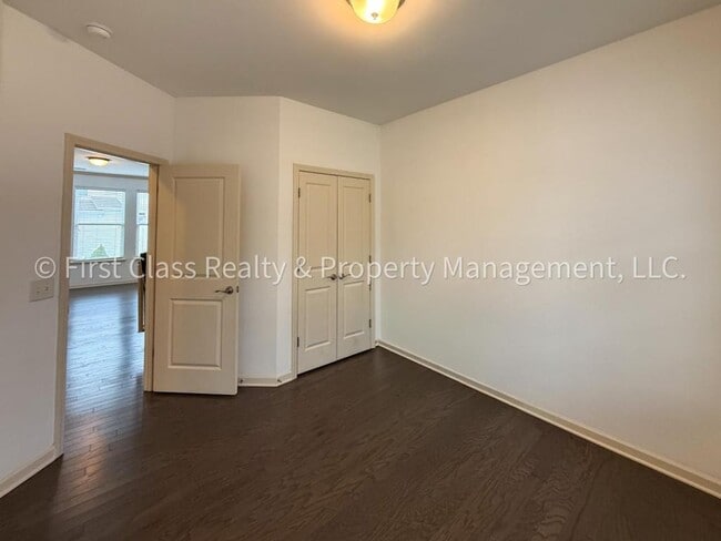 Building Photo - 565 Park View Drive