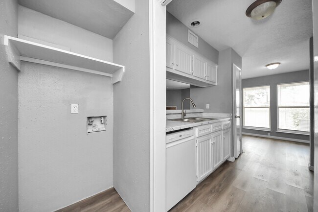 Building Photo - 13603 Ravensway Dr