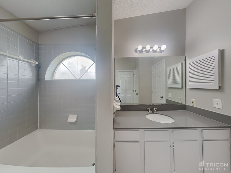 Building Photo - 8163 Teaticket Dr