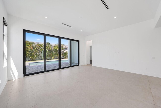 Building Photo - 655 Kingsbridge St