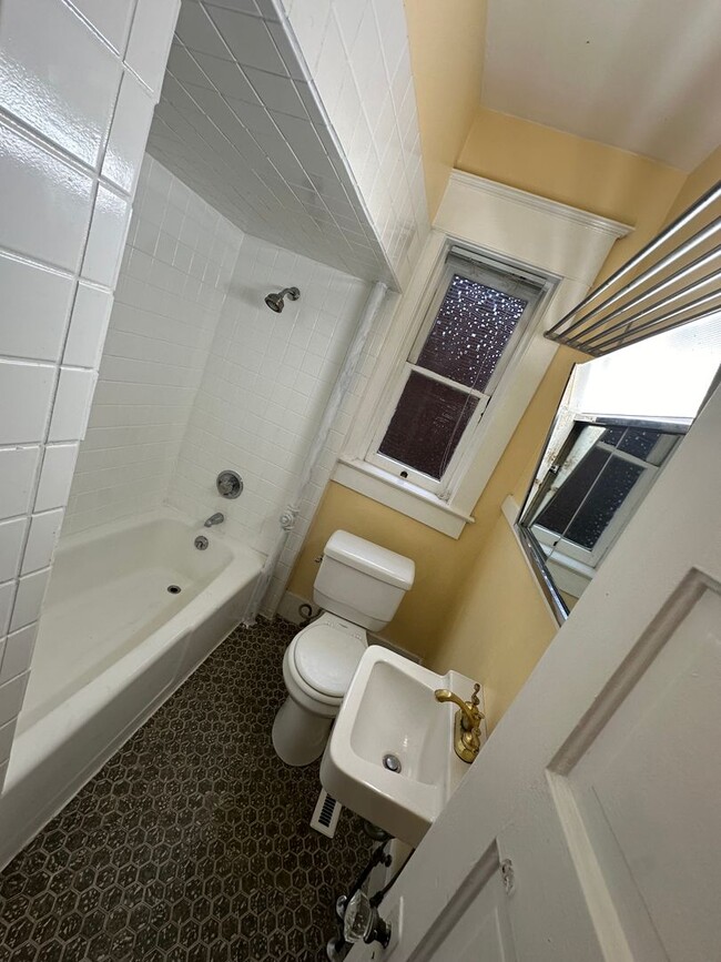 Building Photo - 1014 Spruce St