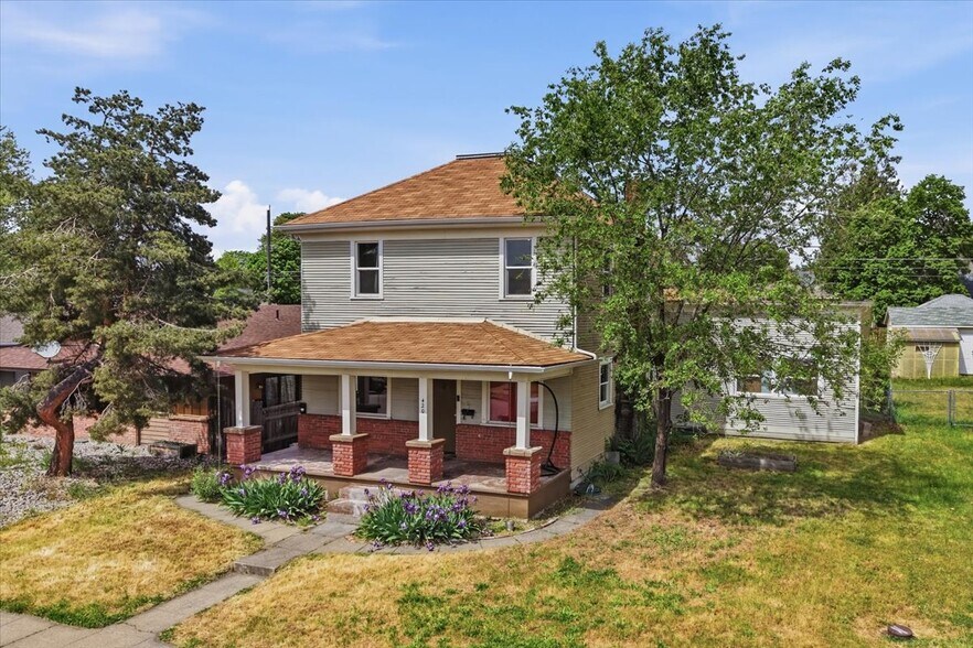 Lots of fresh air and shade - 420 W Shannon Ave