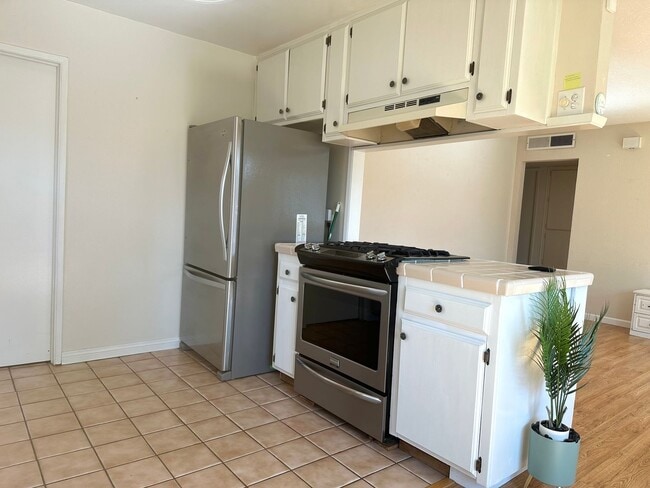 Building Photo - READY NOW! 3+1.5 City of Tehachapi - **SOL...