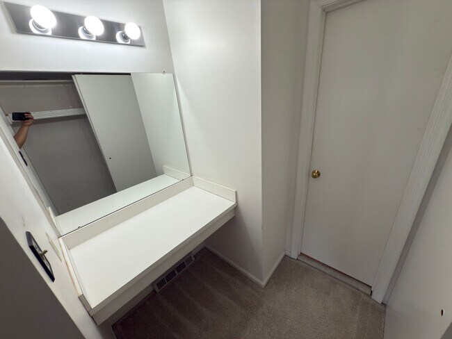 Building Photo - 3BR+BSMT Townhome (Tapestry) with COUNCIL ...
