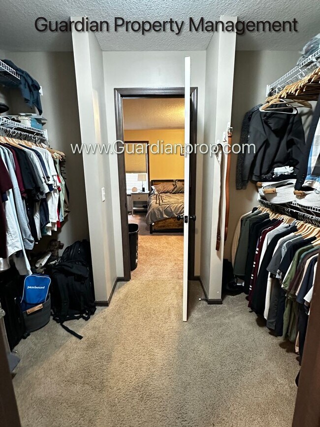 Building Photo - Lakeville End unit Town Home, Avail December, Two Car Garage, Dishwasher, W/D, 2.5 Baths