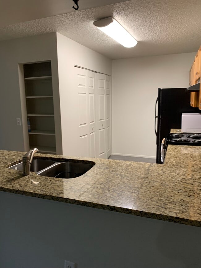Building Photo - 658 Kenwick Cir