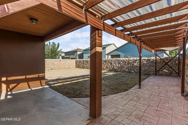 Building Photo - 14260 Russ Leach Ave