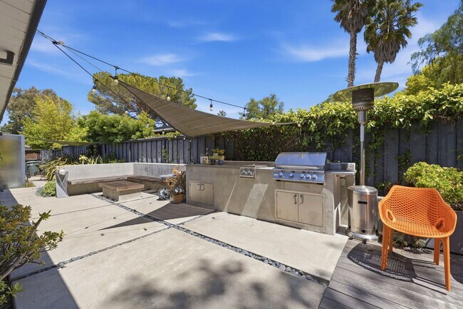 Building Photo - Beautifully Remodeled, Furnished 3 Bed + Office, 2 Bath Home- Available Short Term Only!