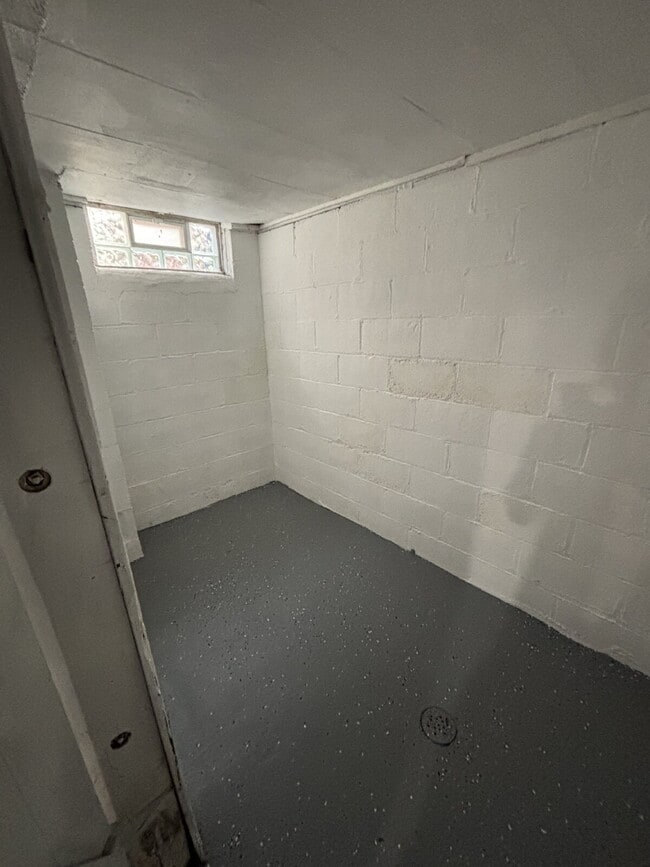 Building Photo - Charming 4-bed Home in Gary