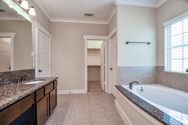 Building Photo - 5615 Kiam St