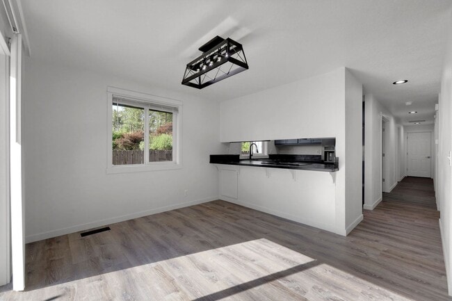 Building Photo - Updated 3 bedroom 2 bath house in a great ...