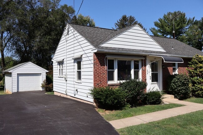 Building Photo - Bungalow in Penn Manor : 2bd/1ba