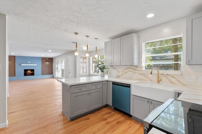 Building Photo - 3811 Woodbriar Dr