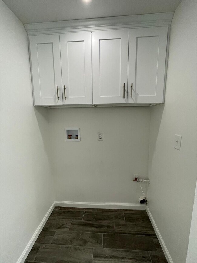 Building Photo - Lovely 3 Bedroom 1.5 Bath Condo