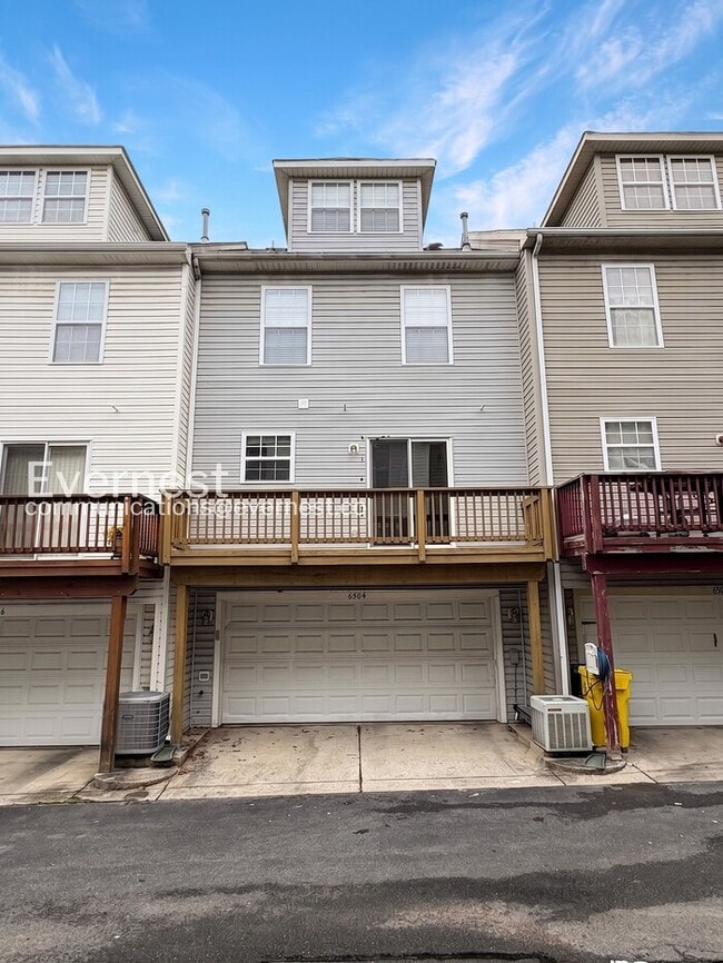 Building Photo - 3 Bed/2 Bath Townhome with Garage / Pet-Friendly / Vouchers Accepted / Available Now!