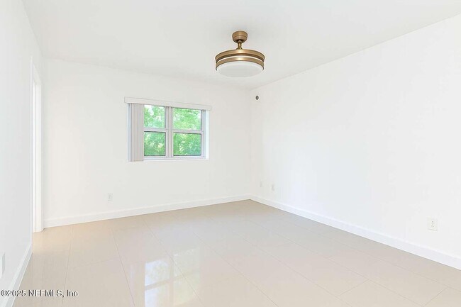 Building Photo - 14951 Royal Oaks Ln