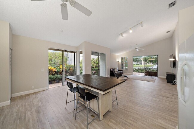 Building Photo - 6866 Briarlake Cir