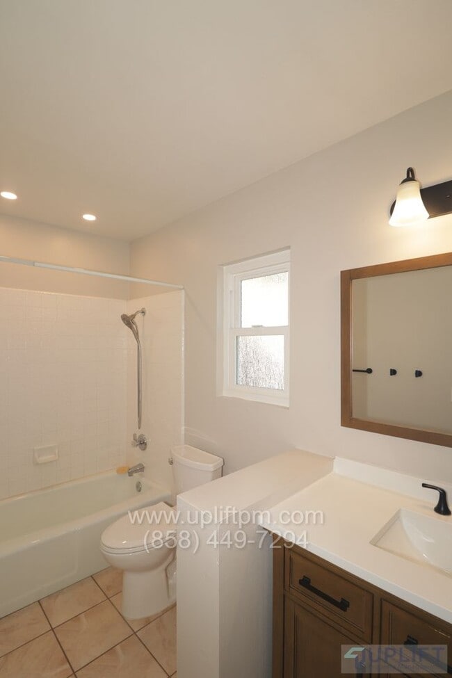 Building Photo - 3 Bedroom 2.5 Townhome A MUST SEE!!