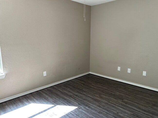 Building Photo - 434 S Nixon St