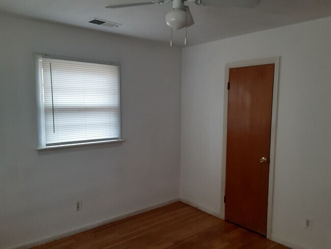 Building Photo - 317-317 Hurdle Dr